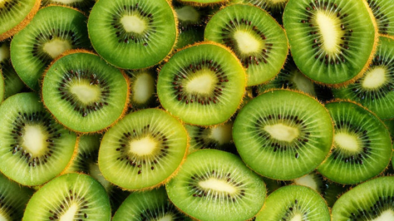 Kiwi: Theo nhiều nghiên cứu, 20% lượng nước cơ thể hấp thụ hàng ngày có nguồn gốc từ thực phẩm. Kiwi là loại trái cây ngon ngọt, chứa chất điện giải quan trọng, giảm mất nước ở cơ thể. Mất nước có thể dẫn tới sốc nhiệt, ảnh hưởng tới tim và ức chế khả năng của thận trong duy trì cân bằng các chất điện giải.