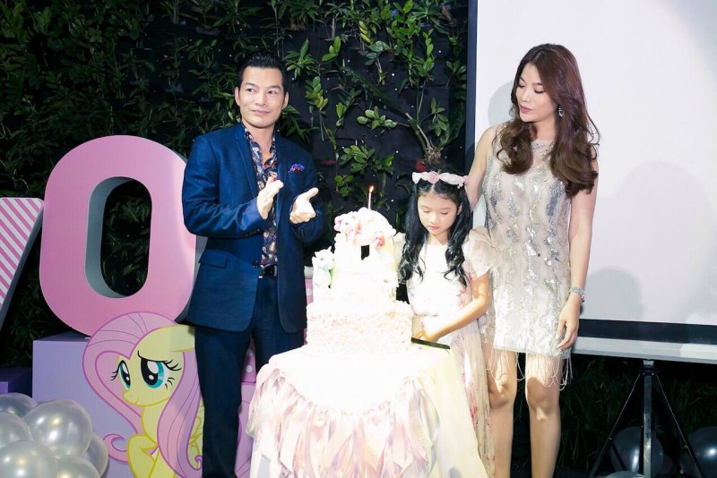 Khoảnh khắc đáng nhớ nhất trong buổi tiệc đó là Trương Ngọc Ánh, Trần Bảo Sơn đã cùng thổi nến, cắt bánh sinh nhật mừng bé tròn 8 tuổi và bước sang tuổi thứ 9. 