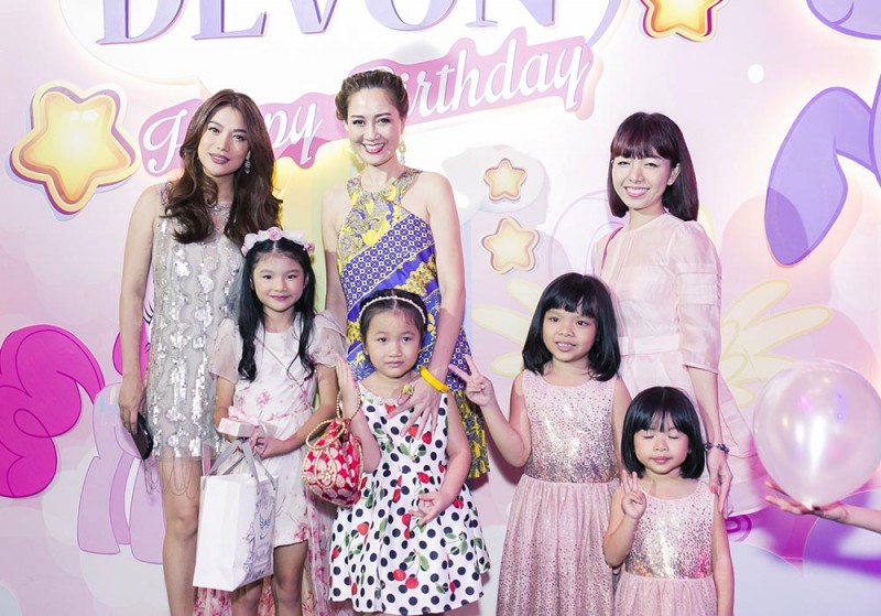 Ngoài đón tiếp người thân, bữa tiệc sinh nhật mừng tuổi mới của bé Bảo Tiên còn có sự xuất hiện của nhiều nghệ sĩ trong làng giải trí. Hoa hậu Đàm Lưu Ly có mặt để chung vui với bé Bảo Tiên.