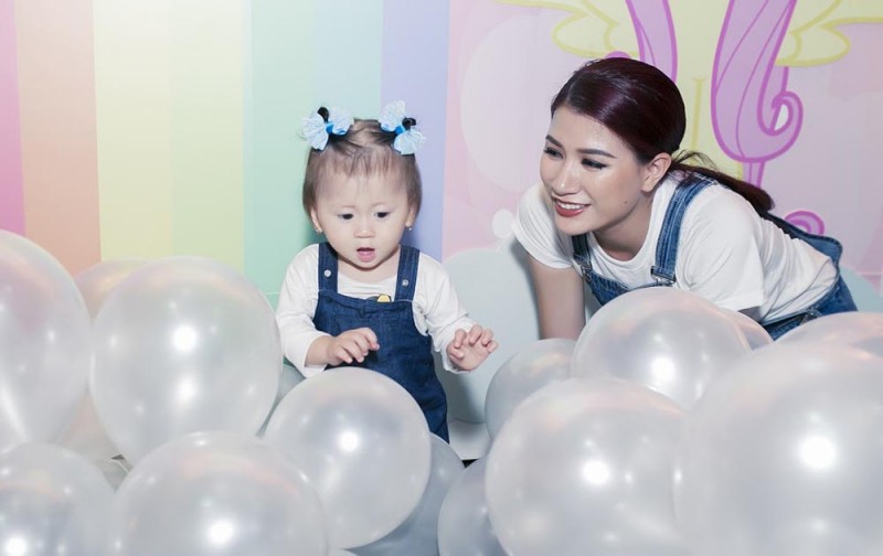 Người mẫu Trang Trần cùng con gái diện đồ ton sur ton tới lễ sinh nhật.