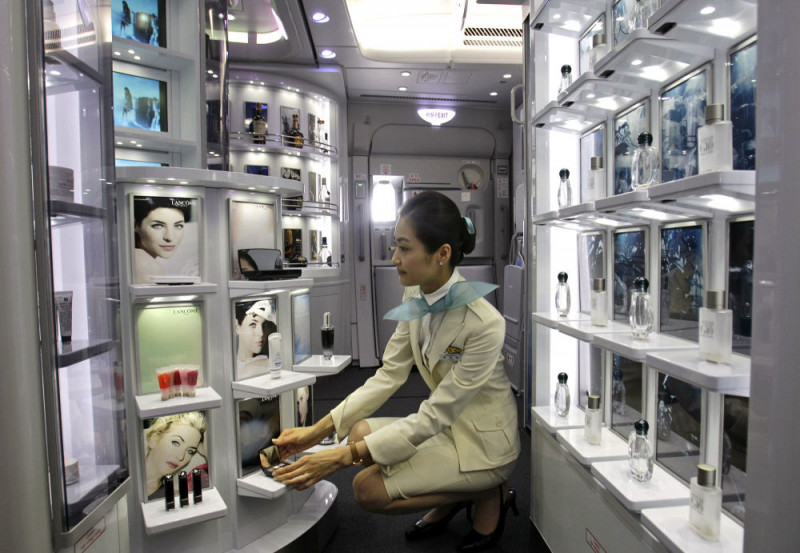 Nữ tiếp viên hãng hàng không Hàn Quốc Korean Air trên máy bay Airbus A380. 