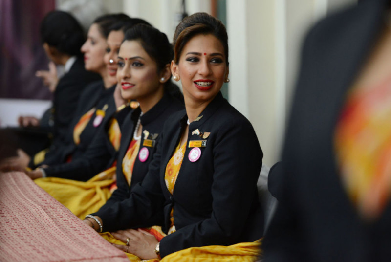 Các thành viên của phi hành đoàn toàn nữ (cả phi công lẫn tiếp viên) của hãng hàng không Ấn Độ Air India trước chuyến bay vòng quanh thế giới New Delhi-San Francisco-New Delhi.