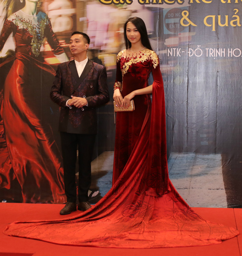 Ở phần cuối chương trình “Fashion Show Mùa thu”, Phạm Thủy Tiên xuất hiện cùng với một mẫu áo dài của NTK Đỗ Trịnh Hoài Nam. Đây là tác phẩm nằm trong BST “Sen Vàng” đã trình diễn màn show diễn New York Couture Fashion Week vào đầu tháng 9/2017.