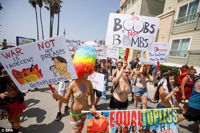 Người diễu hành tại Venice, California mang theo các biểu ngữ với tuyên bố: “Đó là ngực, không phải bom!” hay “Chiến tranh mới là thứ không đứng đắn, chứ không phải là ngực của tôi”. 
