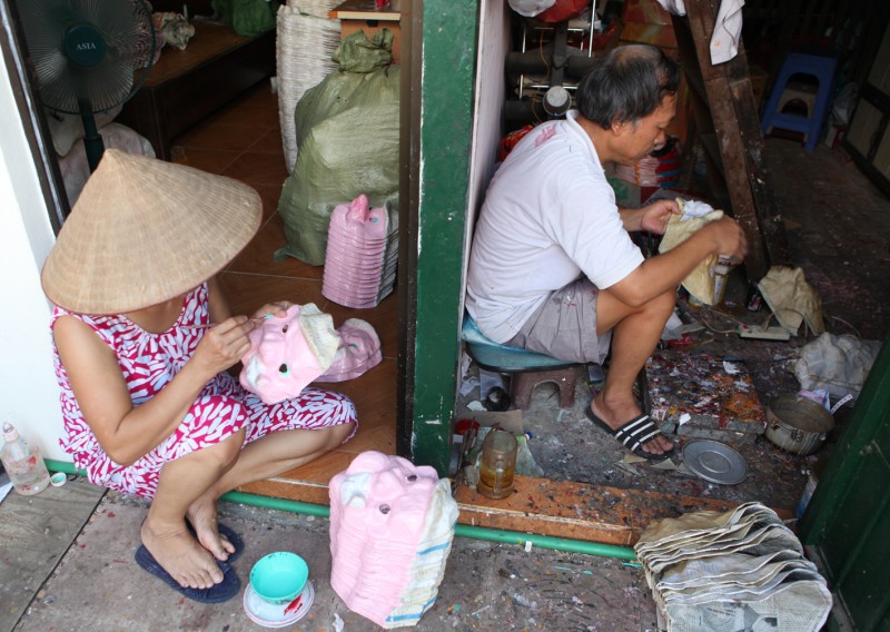 Vợ chồng ông Nguyễn Văn Hòa (63 tuổi) và bà Đặng Hương Lan (58 tuổi) là gia đình nghệ nhân cuối cùng trong khu phố cổ còn gắn bó và giữ được “bí kíp” làm nghề mặt nạ giấy bồi truyền thống. 