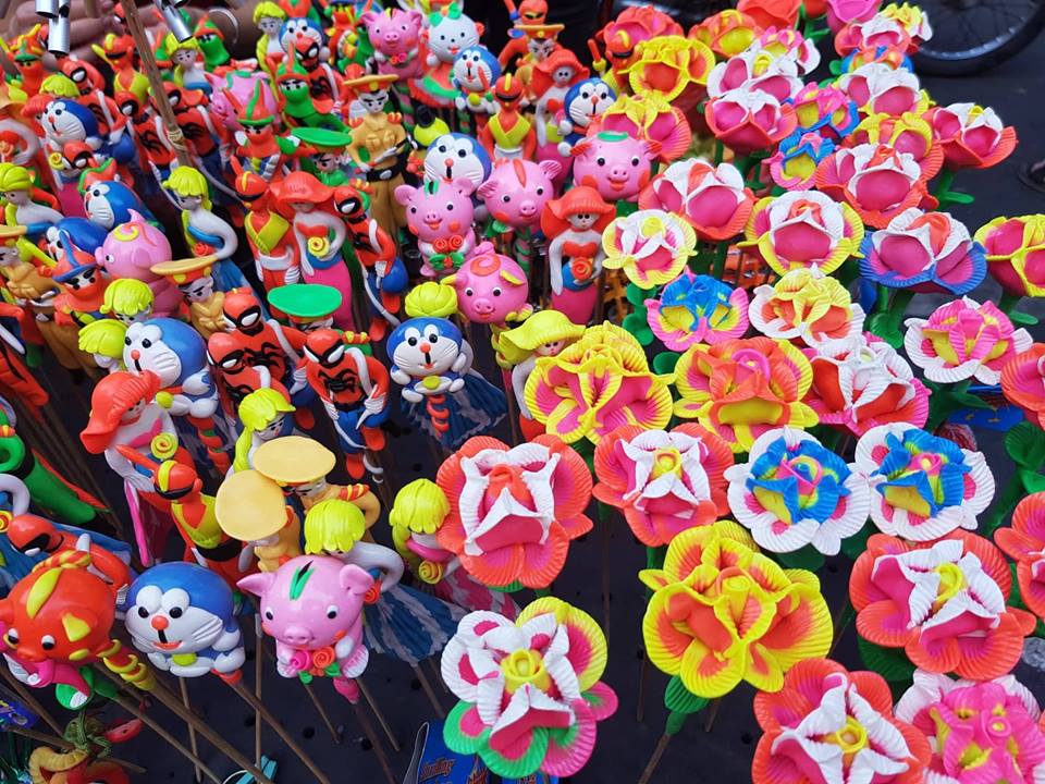 Tò he, món đồ chơi truyền thống, cũng được nặn theo các hình bông hoa, công chúa, các nhân vật hoạt hình quen thuộc với trẻ em