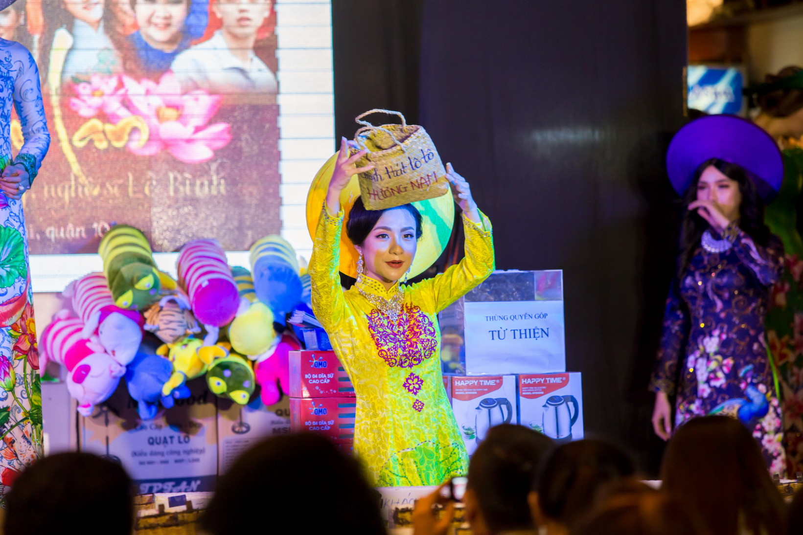 Bội Nhi, thành viên Gánh hát lô tô Hương Nam đang vận động khán giả ủng hộ chương trình.