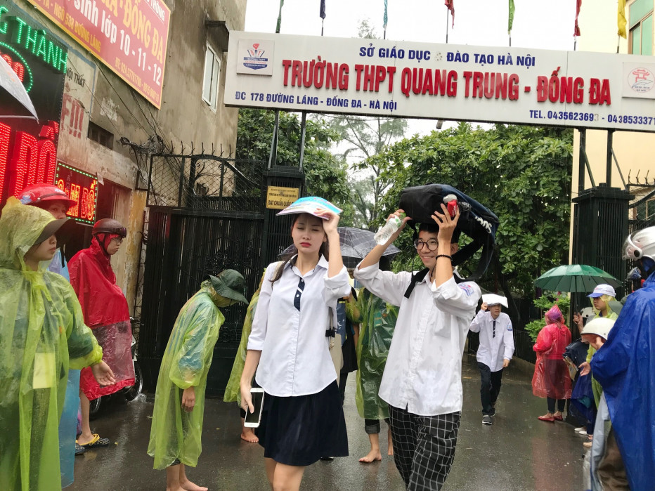 Atlat Địa lý Việt Nam ở khắp mọi nơi, rất hữu ích khi có thể che mưa cho sĩ tử