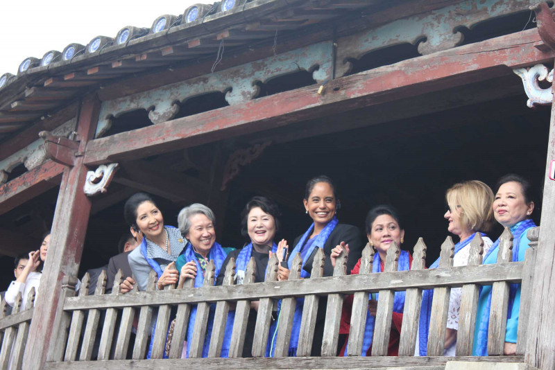 Các phu nhân ngắm nhìn mọi cảnh vật xung quanh và vẫy chào mọi người từ chùa Cầu. Đây là Chùa Cầu - biểu tượng của thành phố di sản Hội An. Năm 1990, Chùa Cầu được cấp bằng Di tích Lịch sử – Văn hóa quốc gia.