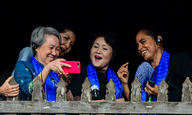 Bà Hà Tinh, phu nhân Thủ tướng Singapore Lý Hiển Long, thích thú dùng điện thoại selfie cùng các phu nhân lãnh đạo cấp cao APEC. 