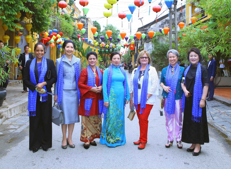 Sau khi đón các phu nhân tại Quảng trường Sông Hoài, thành phố Hội An, Đoàn đã tham quan Phố Cổ Hội An, di sản văn hóa Việt Nam, được UNESCO công nhận là di sản văn hóa thế giới.