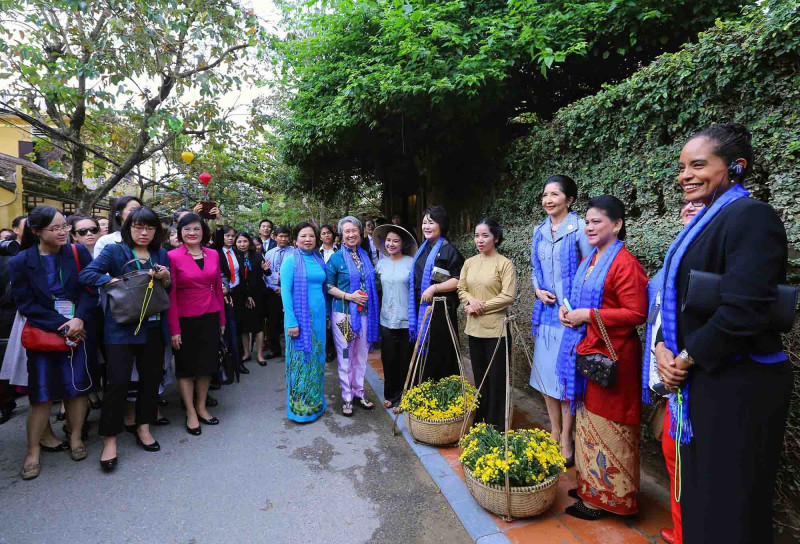 Tham quan tuyến đường Nguyễn Thị Minh Khai, phu nhân các lãnh đạo cấp cao APEC dừng lại trò chuyện thân thiện, gần gũi với người dân địa phương.
