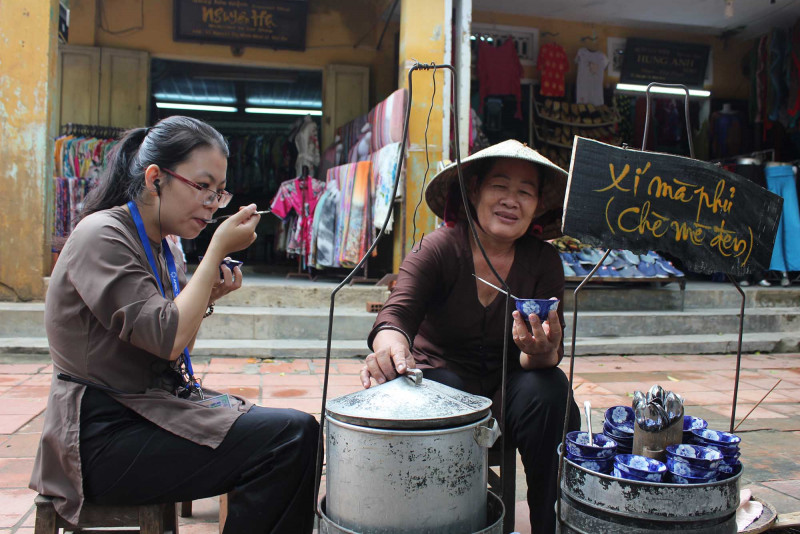 Gánh hàng níu lòng khách đến.
