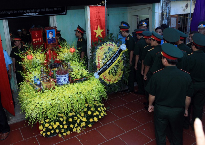 Hàng người viếng Đại tá Trần Quang Khải đến tối vẫn còn đông.