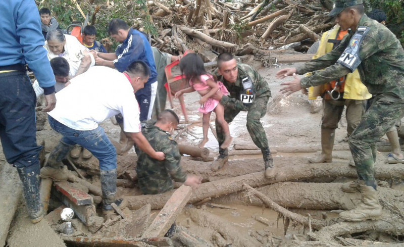 Hiện công tác tìm kiếm, cứu nạn vẫn đang được triển khai tại khu vực trên. Người dân cùng các binh sĩ nỗ lực tìm kiếm với hy vọng có thể tìm thêm những người còn sống bị mất tích trong đống bùn đất.