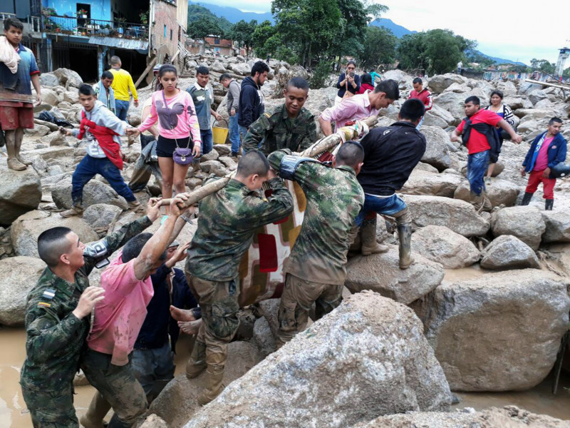 Bộ Quốc phòng Colombia cho biết hơn 1.100 binh sĩ và cảnh sát đã được điều động tới cứu hộ các nạn nhân trong vụ lở đất này. Nhiều khu vực của thành phố đang đối mặt với tình trạng cúp điện, thiếu nước và ngập trong rác lẫn bùn đất,
