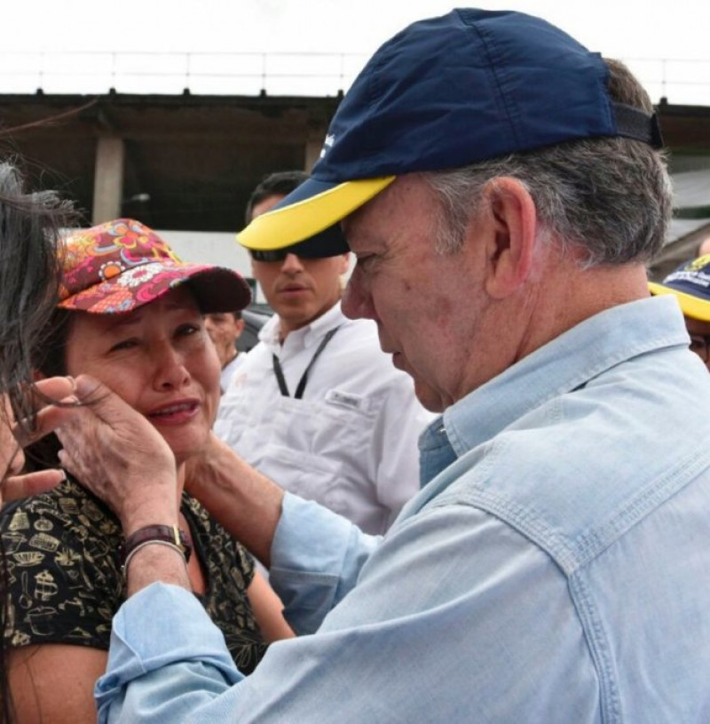 Bệnh viện hiện chật kín bệnh nhân bị thương sau thảm họa. Nhiều người quá lo lắng cho người thân đang mất tích. Trong ảnh, tổng thống Santos trấn an một người phụ nữ có người thân bị mất tích trong trận lở đất kinh hoàng ngày 1/4.