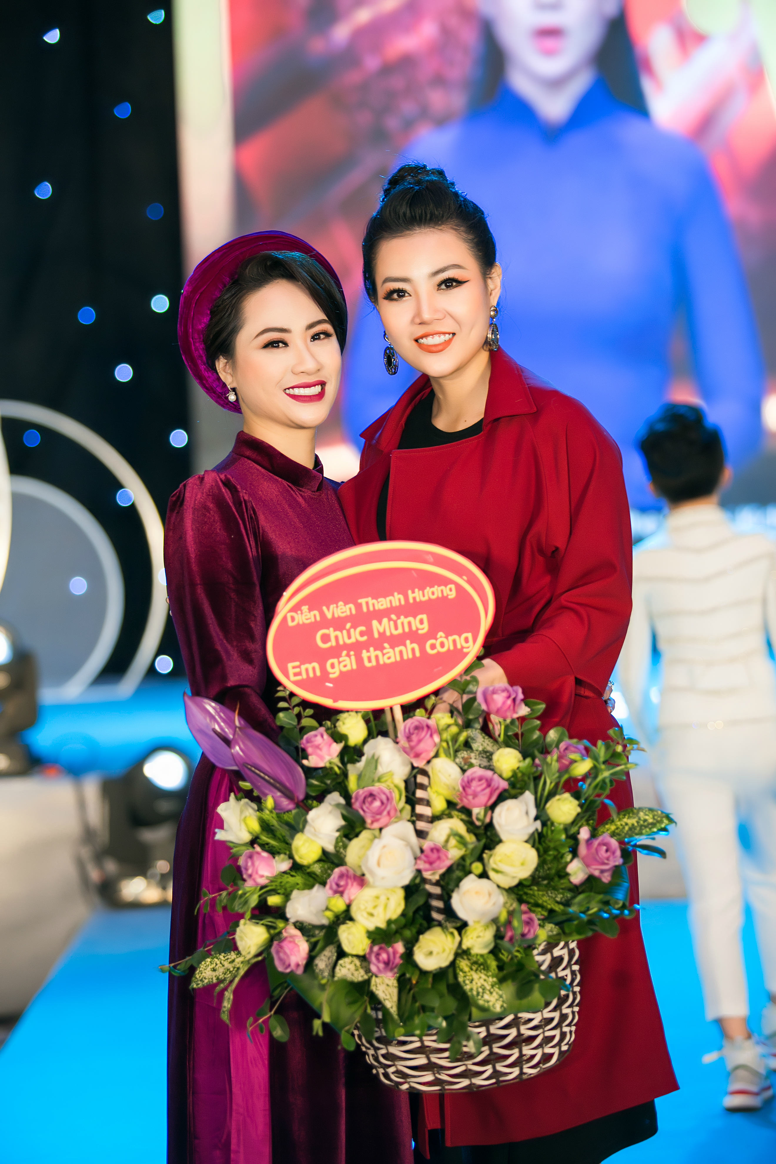 Diễn viên Thanh Hương tặng hoa chúc mừng người em Vân Trần nhân dịp cô ra mắt bộ sưu tập mới