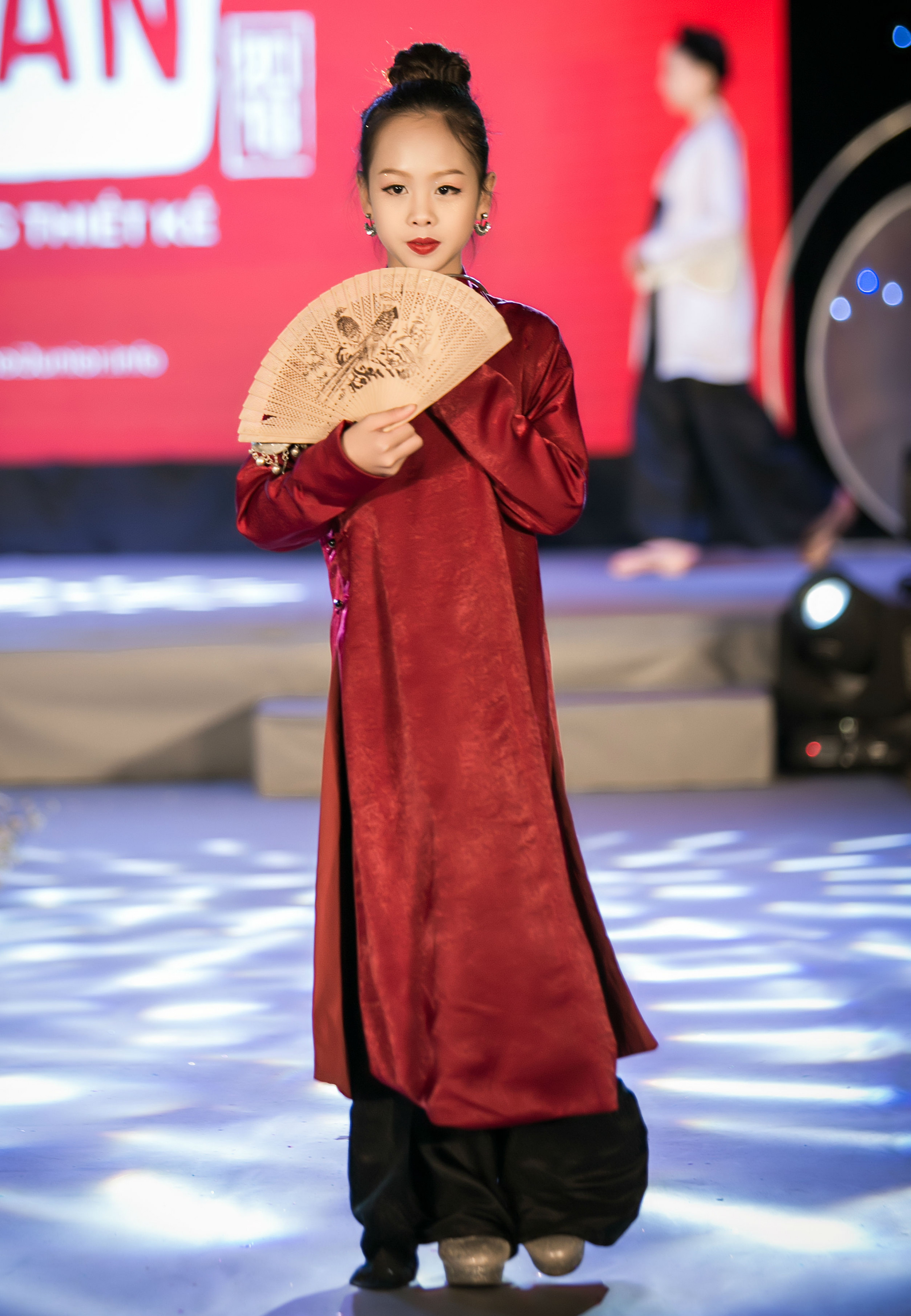 NTK Vân Trần vừa trình làng bộ sưu tập thời trang truyền thống mang tên “Quên lãng”, gồm 20 bộ mẫu đa dạng kiểu cách.