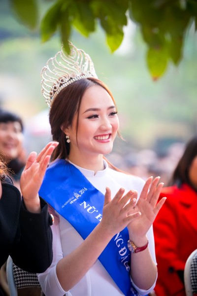 Người đẹp chọn bộ áo dài trắng tinh khôi, dịu dàng. Trong trang phục này, cô như được trở lại với những tháng ngày trong sáng, hồn nhiên đời học sinh