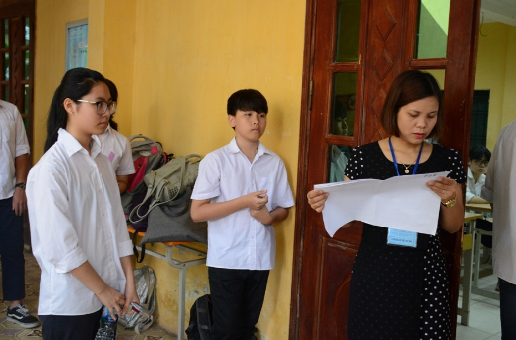 Lần lượt thí sinh được chờ gọi vào phòng thi. Giám thị đang rà soát lại tên, số báo danh để đảm bảo chính xác một lần nữa các thông tin của thí sinh dự thi