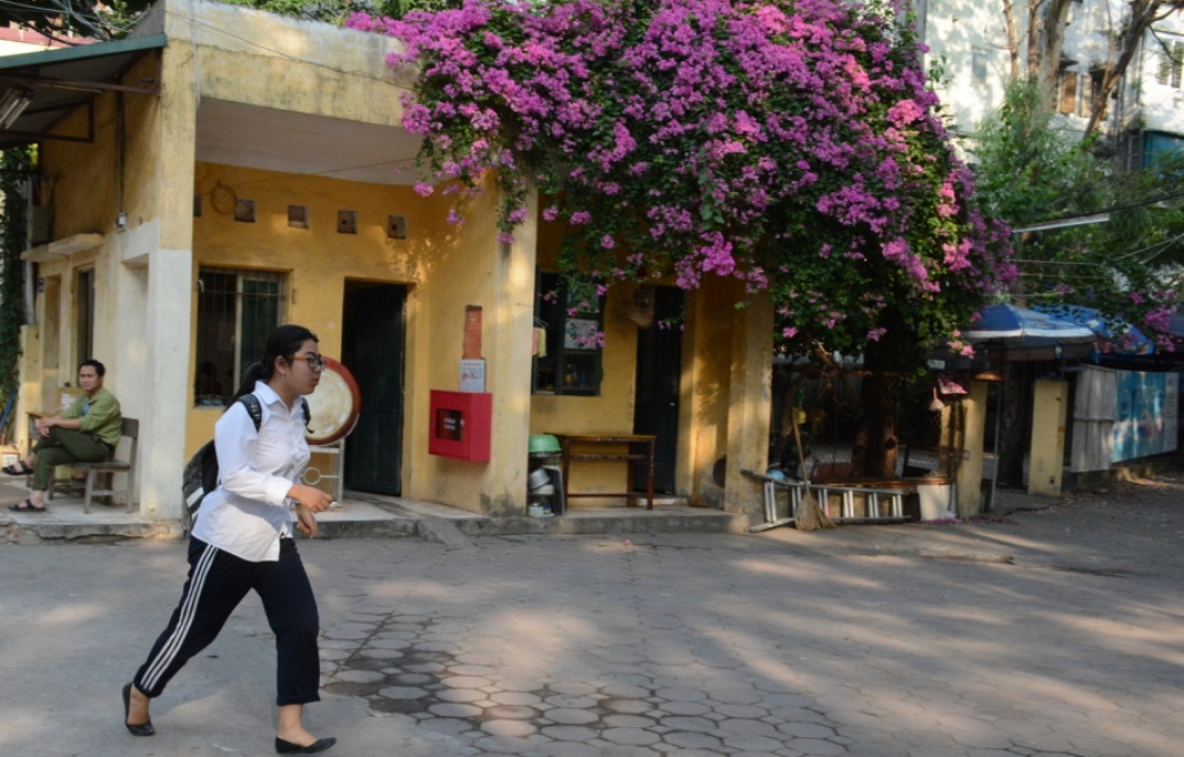 Sát giờ vào phòng thi (7h), nhiều thí sinh vẫn đến muộn, hối hả chạy vào cho kịp giờ. Theo quy định, thí sinh đến muộn 15 phút sau khi có hiệu lệnh làm bài thi sẽ không được vào phòng thi