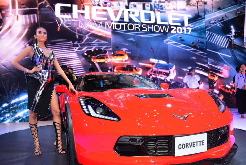 Chevrolet Corvette Grand Sport 2017 xuất hiện đầy ấn tượng. Phía sau vô lăng của Corvette Grand Sport là công nghệ tiên tiến kế thừa từ những chiếc xe đua vô địch của Chevrolet trên đường đua F1 mang đến cảm giác lái phấn khích đáng kinh ngạc