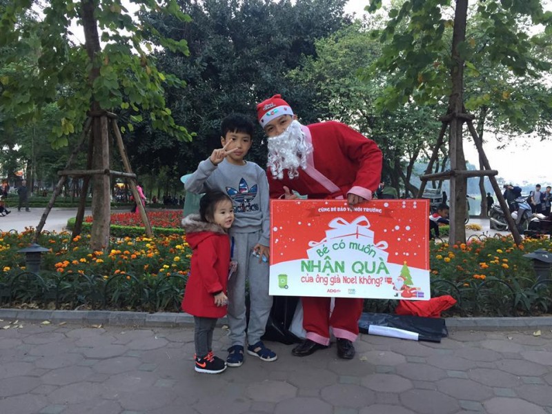 Sau khi nhặt rác, các em bé rất hào hứng chụp ảnh chung với Ông già Noel. Chương trình được tổ chức với mục đích rèn luyện cho các công dân tương lai của Thủ đô nếp sống văn minh, ý thức bảo vệ môi trường, góp phần xây dựng hình ảnh thủ đô sạch, đẹp, văn minh. Từ đó, cả cộng đồng cùng hành động tạo ra hình ảnh đẹp chào đón năm mới tại Phố đi bộ và bờ hồ Hoàn Kiếm - không gian văn hóa của Thủ đô. 