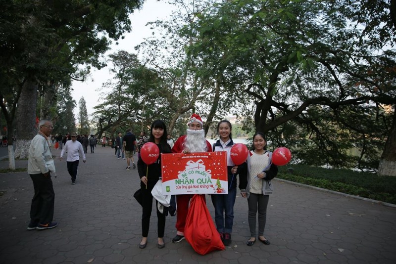 Đây là chương trình “Ông già Noel cùng bé bảo vệ môi trường - Đổi rác lấy quà” do Công ty Môi trường Đô thị Hà Nội và ADCBook tổ chức trong 2 ngày 17 và 18/12.