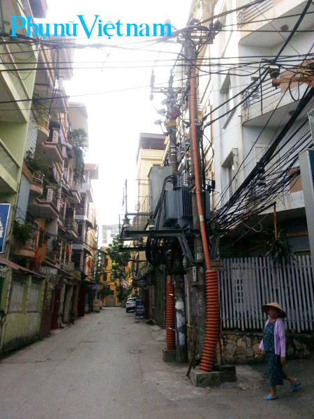 Một trạm biến áp ngay sát nhà dân, giữa khu dân cư đông đúc (phố Trần Quốc Hoàn), nếu không may xảy ra cháy nổ, hậu quả sẽ khó lường.