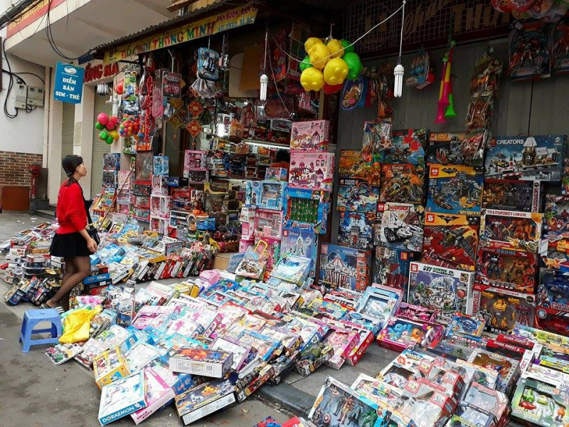 Trên tuyến phố Lương Văn Can, Hàng Mã, Hàng Lược, các cửa hàng đồ chơi cũng đã mở cửa dành cho các khách hàng nhí. 