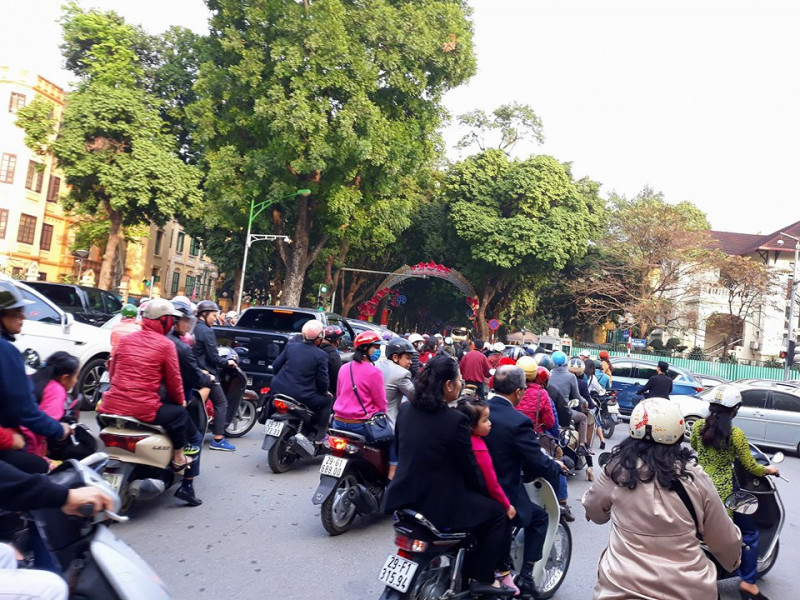 Ngay từ chiều mùng 1 Tết, một số tuyến đường tại khu vực quận Ba Đình như Phan Đình Phùng, đường Thanh Niên đã chật cứng phương tiện qua lại. 