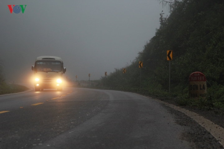 Trên trục Quốc lộ 6, địa phận Vân Hồ, Mộc Châu hiện nay xuất hiện sương mù dày đặc che khuất tầm nhìn và làm mặt đường trơn trượt, gây nguy hiểm cho người tham gia giao thông