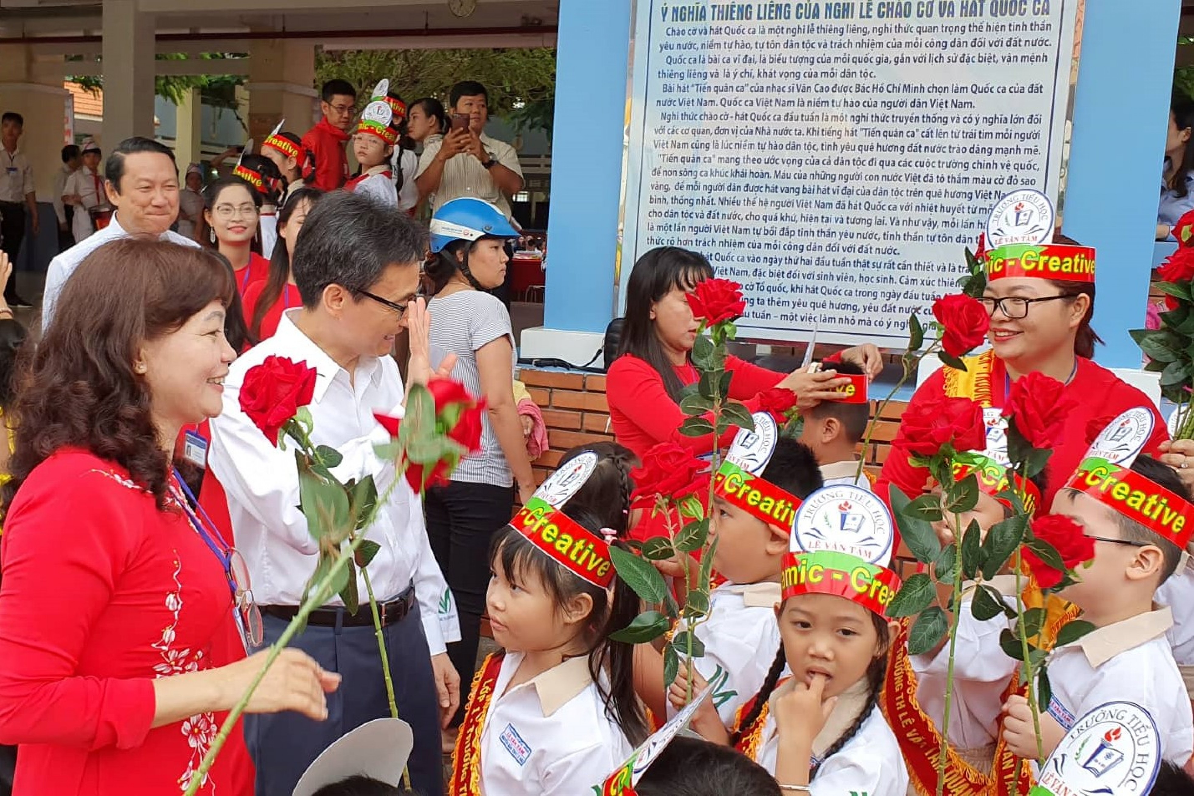 Năm nay, trường Tiểu học Lê Văn Tám (TP.HCM) vinh dự được đón Phó Thủ tướng Vũ Đức Đam đến thăm trường trong lễ khai giảng. Phó Thủ tướng thân thiện, hòa đồng và giản dị bên các em nhỏ