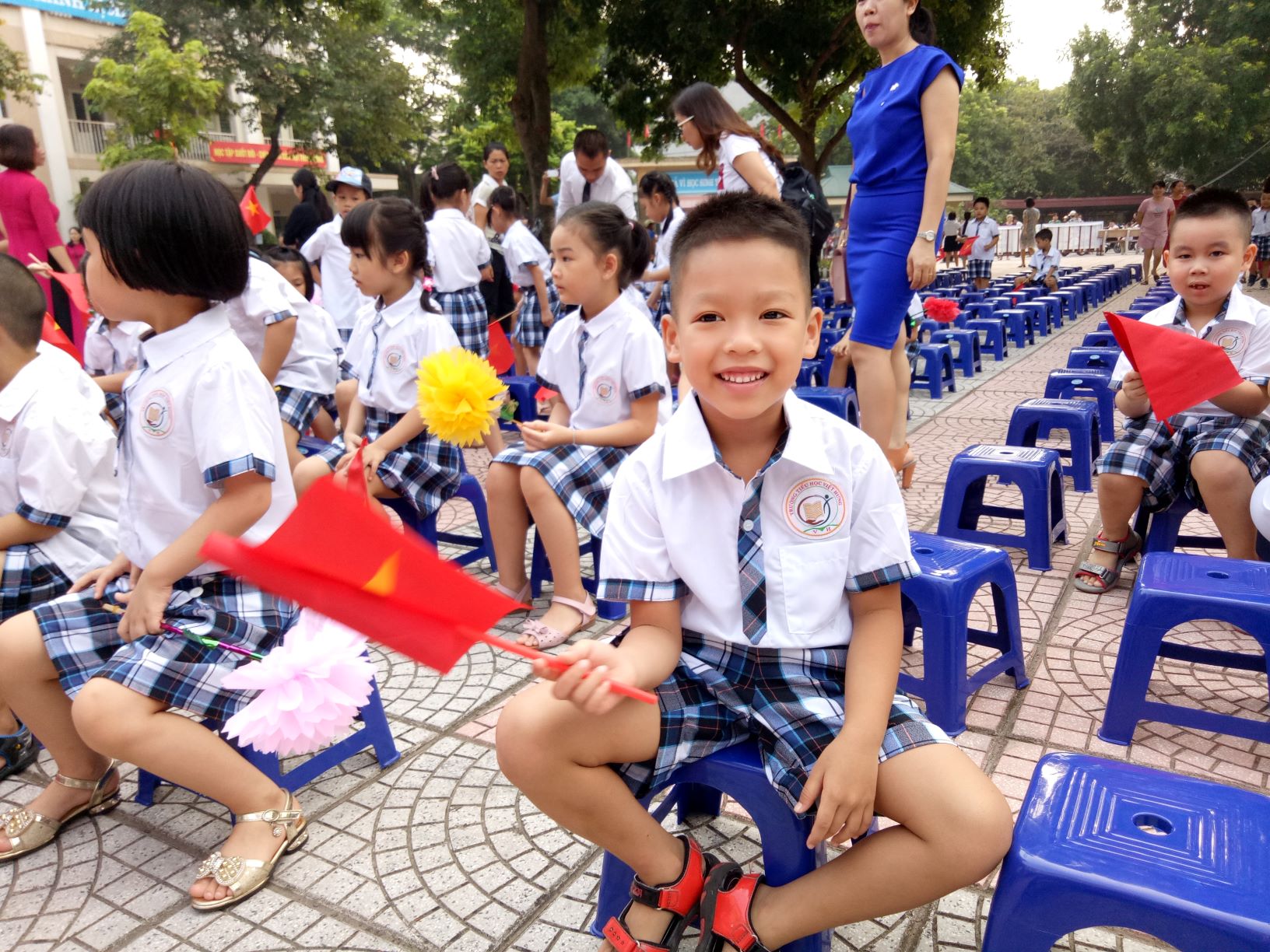 Nam Khánh - tân học sinh lớp 1 Trường Tiểu học Việt Hưng (Q.Long Biên, Hà Nội) vui vẻ trong ngày khai trường