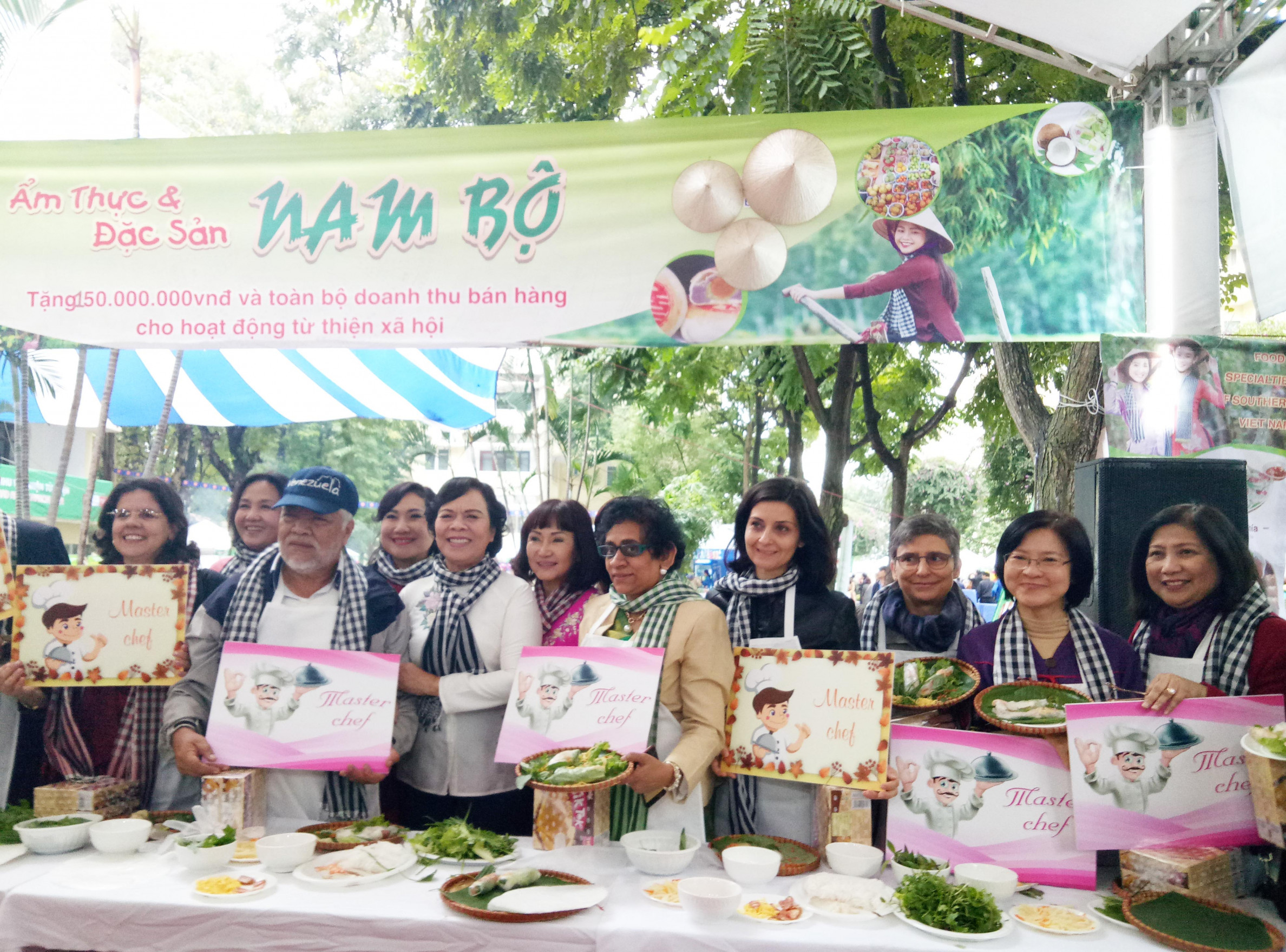 Năm nay, tại Gian hàng Nam Bộ đã tổ chức cuộc thi Master Chef of South. Bà Mai Thị Hạnh - Phu nhân nguyên Chủ tịch nước Trương Tấn Sang đã trao quà cho các đại sứ đạt giải trong cuộc thi.

