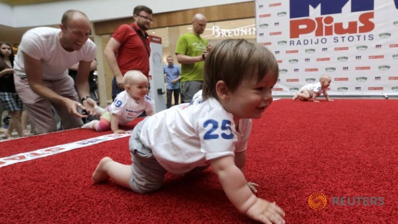 Cậu bé 10 tháng tuổi Kamilis Dambrauskas mất 11 giây để bò được đoạn đường 5m tới đích và giành được danh hiệu “em bé bò nhanh nhất” trong cuộc thi bò được tổ chức tại thủ đô Vilnius, Lithuania.
