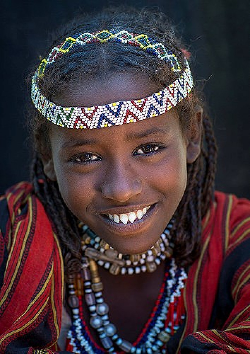 Bộ lạc Afar, Ethiopia. Bộ lạc này có một số tiêu chuẩn về vẻ đẹp khá lạ, đó là răng nhọn. Những đầu sắc nhọn của răng biểu tượng cho vẻ đẹp của người phụ nữ bộ lạc này. Người Afar cũng có xu hướng bện tóc một cách đặc biệt và xỏ khuyên mũi.