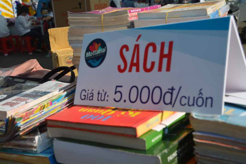 Những cuốn sách đươc bán với giá từ 5.000 đồng, đủ các thể loại.