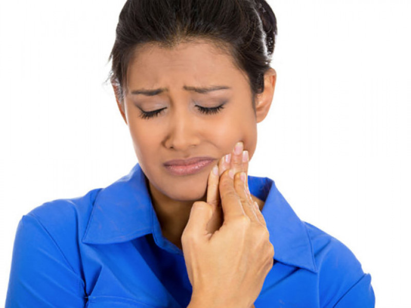Vấn đề răng miệng: Sự ăn mòn của chanh trên răng sẽ làm bạn bất ngờ. Axit citric và axit ascorbic cùng với hàm lượng đường tự nhiên trong chanh có thể dễ dàng dẫn đến các vấn đề về răng miệng như sâu răng và ăn mòn.
