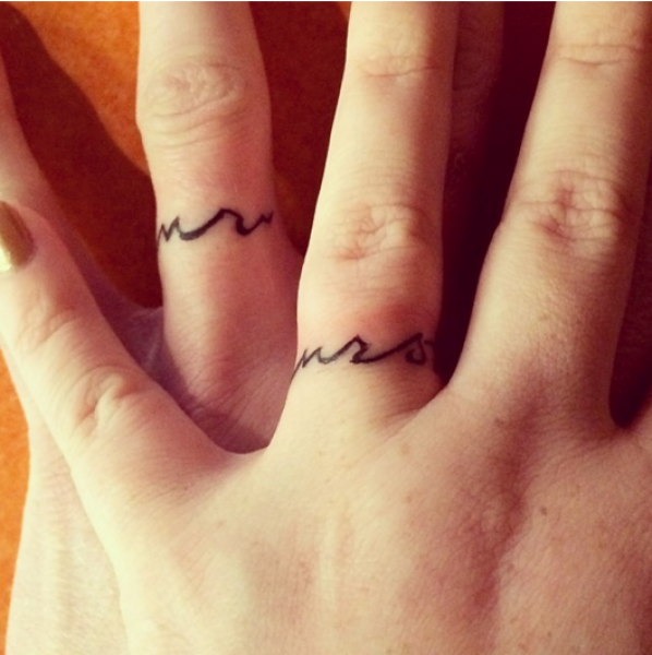 Thay vì trao cho nhau những chiếc nhẫn thật, hãy in hình chúng lên ngón tay của bạn như một lời khẳng định mãi mãi không đổi thay.