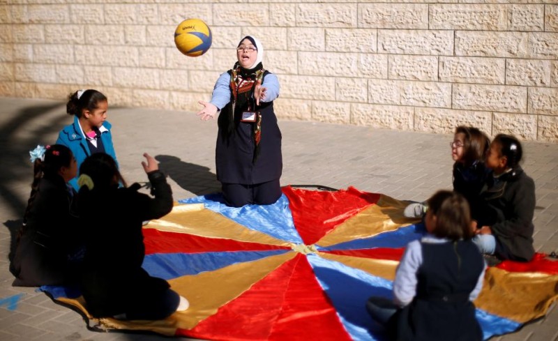 Việc Hiba được nhận vào trường làm giáo viên mang đến một làn gió mới cho ngôi trường khi đây là lần đầu tiên tại trường học ở dải Gaza có một giáo viên mắc hội chứng Down. Nawal Ben Saeed, một giáo viên của trường, cho biết: “Hiba đã chứng tỏ mình hoàn toàn có thể vượt qua khuyết tật của bản thân”.