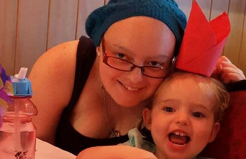 Người mẹ đơn thân người Anh Jessica Pavy (27 tuổi) bị ung thư cổ tử cung giai đoạn cuối và bác sĩ chẩn đoán rằng cô sẽ ra đi tháng 7/2016. Cô mong muốn được dự bữa tiệc sinh nhật 3 tuổi của cô con gái nhỏ Charlotte ngày 14/6 nhưng không may Pavy qua đời trước đó một tháng. 