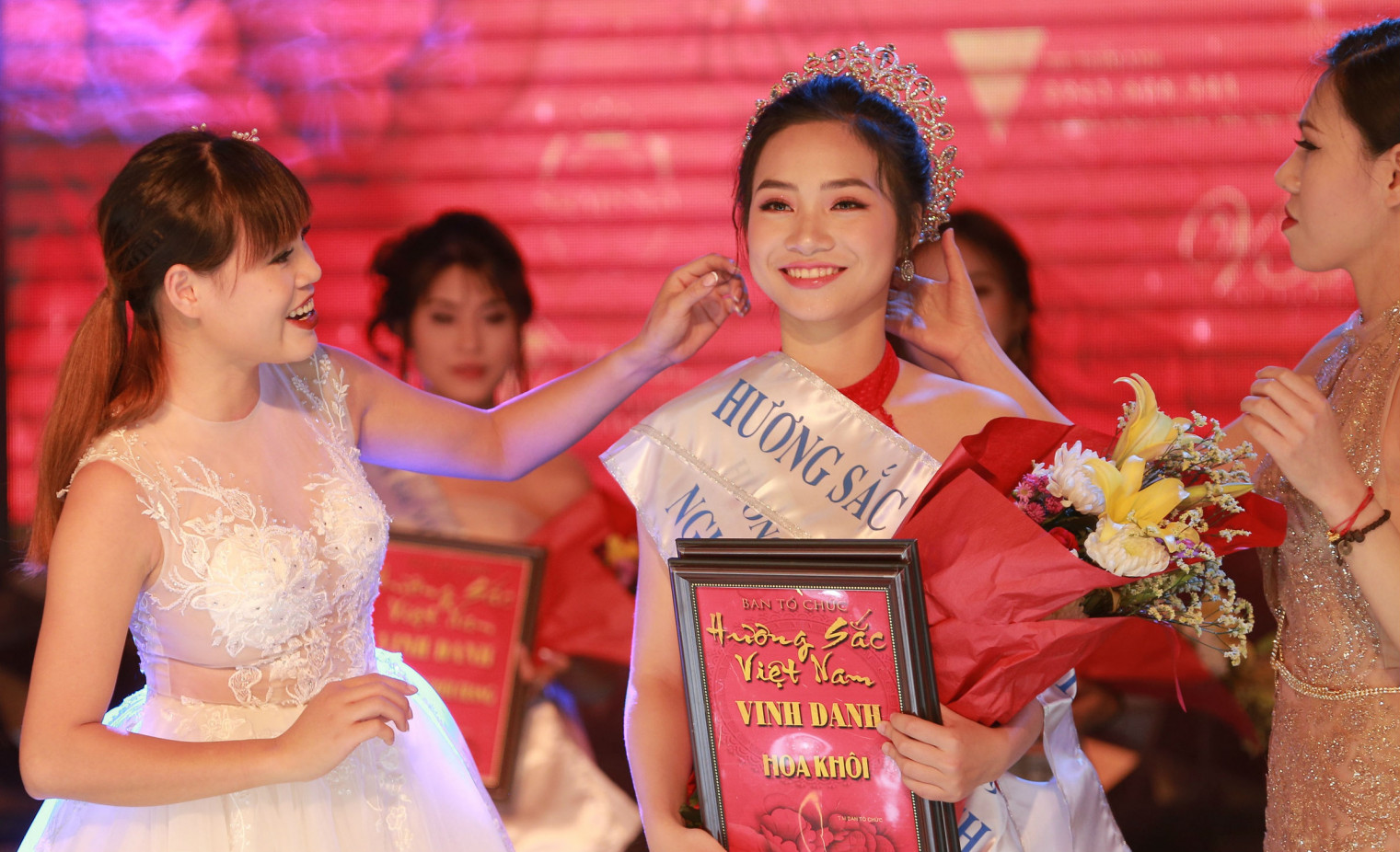 Vượt qua nhiều thí sinh xuất sắc là học sinh, sinh viên từ nhiều trường học trên toàn quốc, Đoàn Yến Chi đã giành ngôi vị Hoa khôi cuộc thi Hương sắc Việt Nam 2019. 