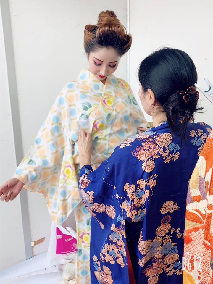 Nghệ nhân đến từ Nhật Bản hướng dẫn người mẫu mặc Yukata. 