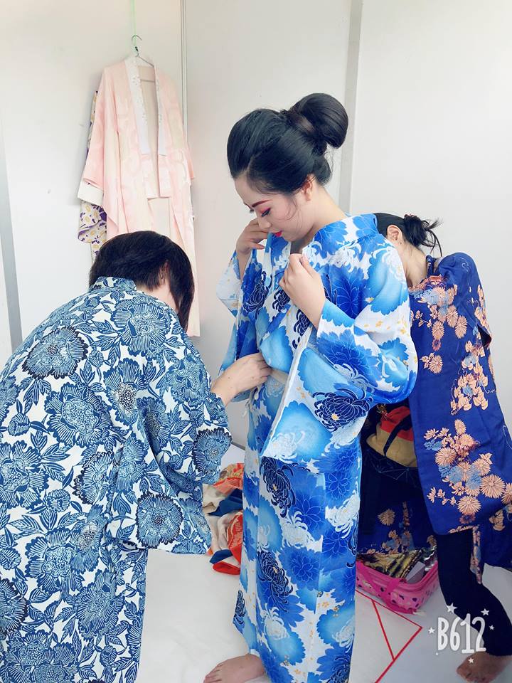 Yukata là một loại áo truyền thống của Nhật Bản, có thể coi như là kimono của mùa hè, nhưng đơn giản và ít lớp hơn, thường làm bằng vải mát như cotton. Mặc Yukata không phức tạp như Kimono nhưng vẫn cần sự chỉ dẫn của các chuyên gia.