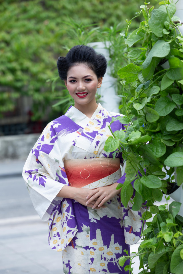 Yukata được mặc phần lớn trong các lễ hội mùa hè hoặc tại các quán trọ truyền thống Nhật Bản. Nguyên tắc chung mặc Yukata là người trẻ tuổi mặc màu tươi sáng, mạnh mẽ với họa tiết đậm nét; người lớn tuổi mặc màu tối, sắc màu già dặn, trưởng thành hơn trên nền họa tiết mờ.