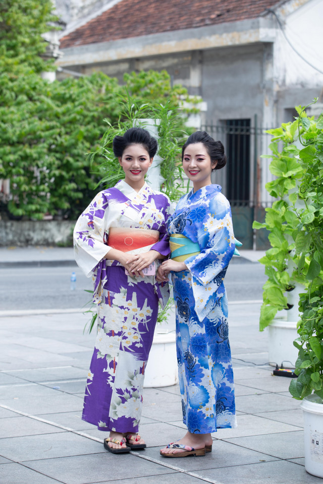 Phụ nữ mặc Yukata thường đi kèm với loại guốc truyền thống có tên gọi là geta.

