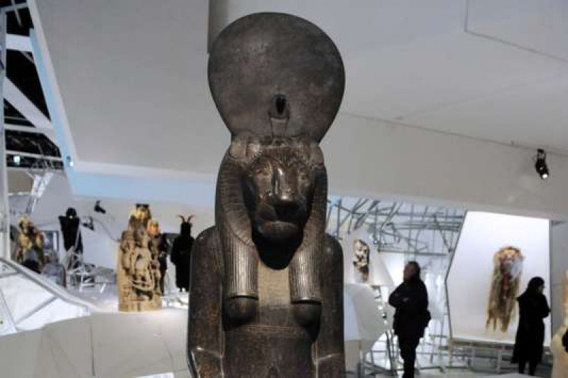 Đầu của nữ thần chiến tranh Sekhmet đội vương miện là một chiếc đĩa Mặt Trời và trên trán có một con rắn linh thiêng (Uraeus) nhằm bảo vệ các Pharaoh trước kẻ thù. 