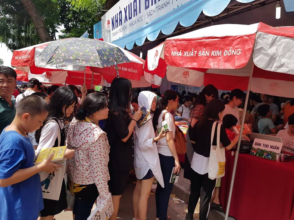 Khu vực thanh toán của Nhà sách Kim Đồng luôn xếp hàng dài các bạn trẻ đợi mua sách. 